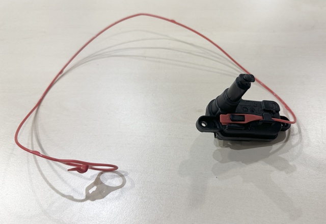 Мотор-привод открытия лючка бака 8V0862153A VAG