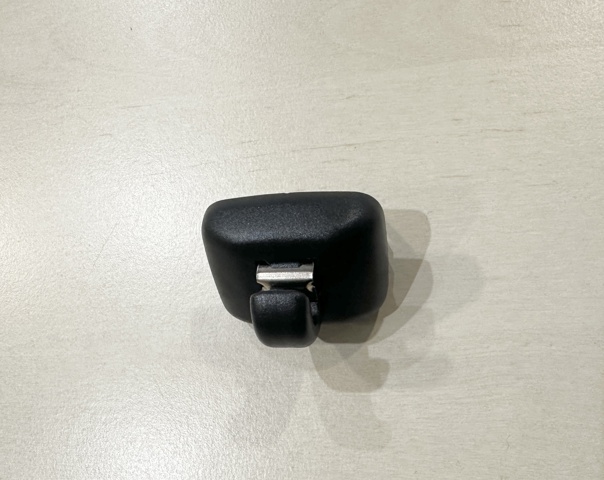 Фиксатор солнцезащитного козырька 8W0857562A4PK VAG