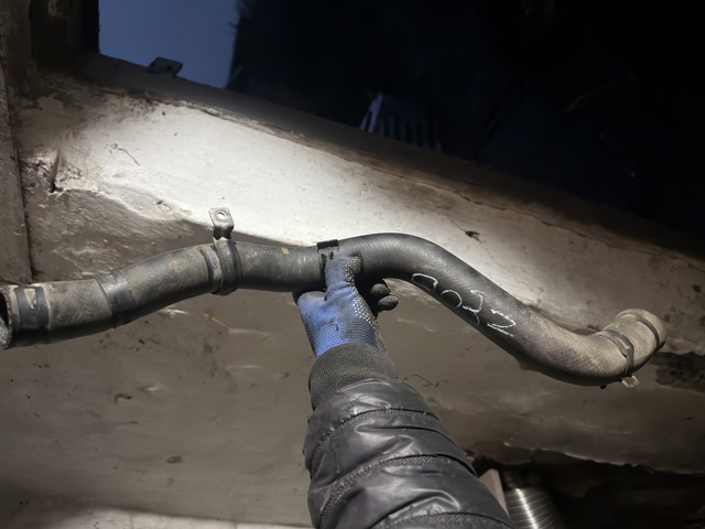 Патрубок радиатора охлаждения нижний MN135701 MITSUBISHI