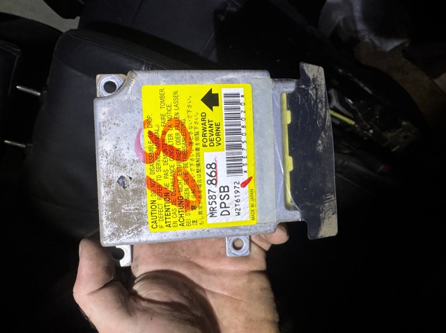Модуль-процессор управления подушкой безопасности MR587868 MITSUBISHI