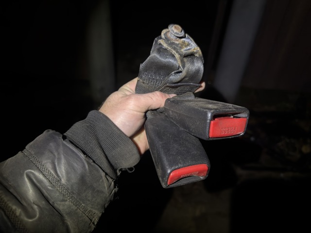 Рычаг (замок) фиксации ремня безопасности задний правый MR638797 MITSUBISHI