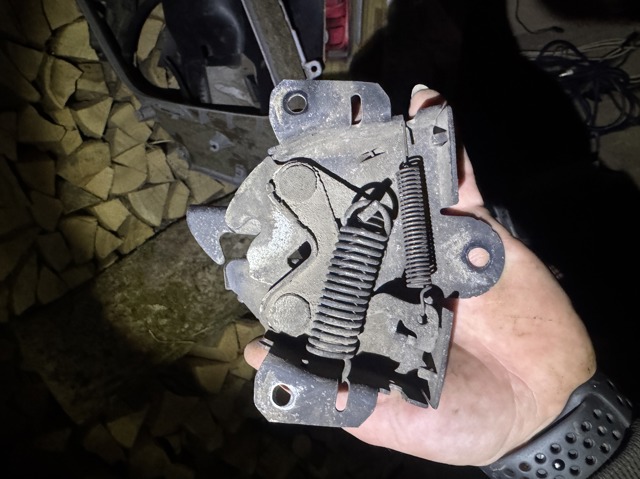 Замок капота MR970984 MITSUBISHI