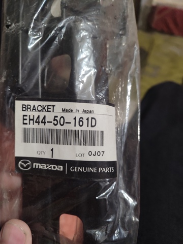 Левый кронштейн переднего бампера EH4450161D MAZDA