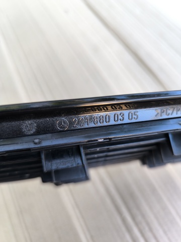 MERCEDES 2218800305 Решетка капота в наличии Украина