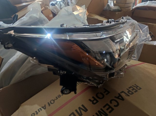 8111042D90 TOYOTA Правая фара купить в Львов