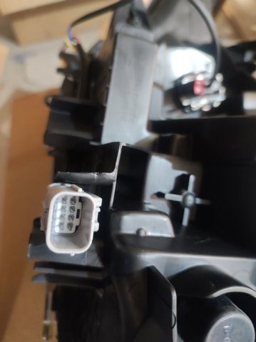8111042D90 TOYOTA Фара правая купить в Ирпень