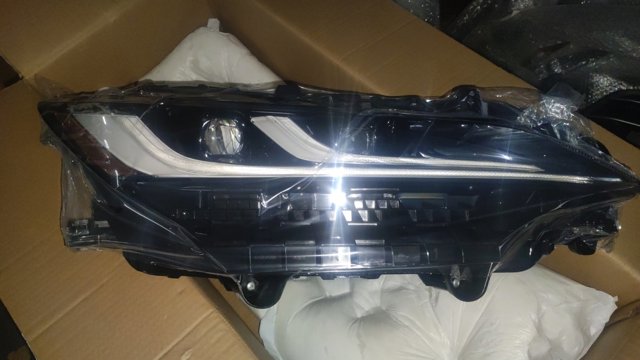 Фара комбинированная, передняя 8111048J30 TOYOTA