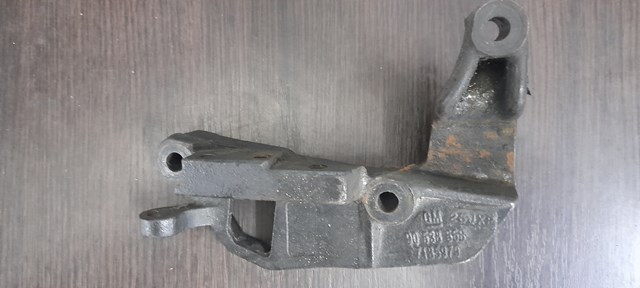 Кронштейн подушки (опоры) двигателя, левой 90538558 GM