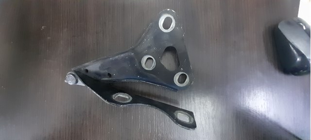 Правая петля капота  90579422 GM