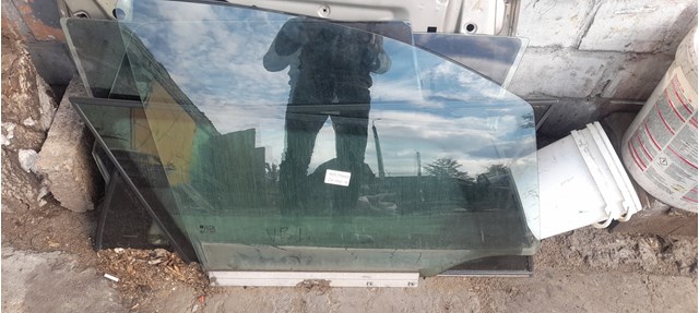 Стекло двери передней правой 90579660 GM