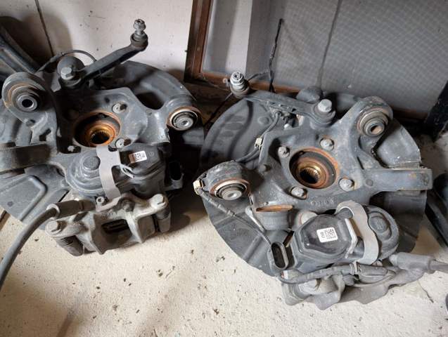 Цапфа поворотная правая 33406797570 BMW