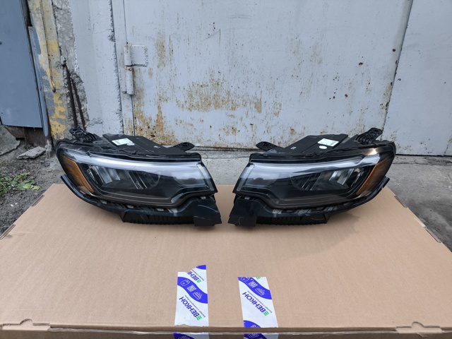 Вставка фары правой 68441580AF CHRYSLER