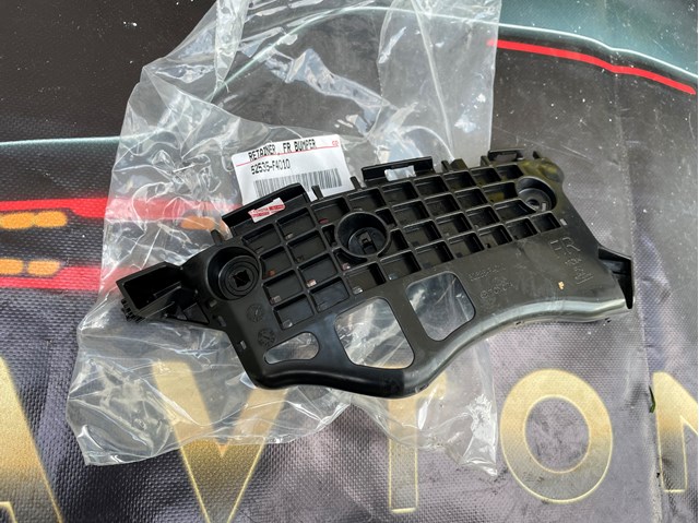 Правое крепление переднего бампера 52535F4010 TOYOTA