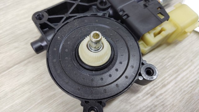 FORD 0130822733 Мотор стеклоподъемника двери передней правой в наличии Ужгород