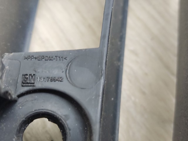 OPEL 13179942 Решетка бампера переднего центральная в наличии Днепр