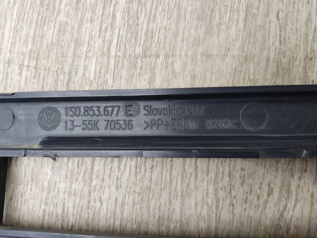 Центральная решетка переднего бампера 1S0853677E VAG