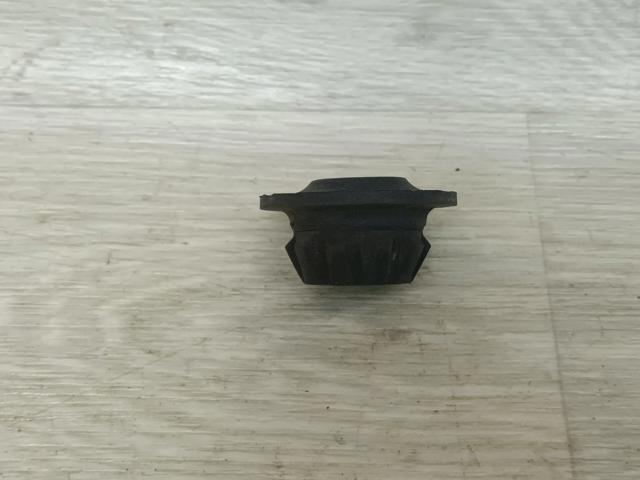 Подушка радиатора охлаждения, нижняя 215074U00A NISSAN