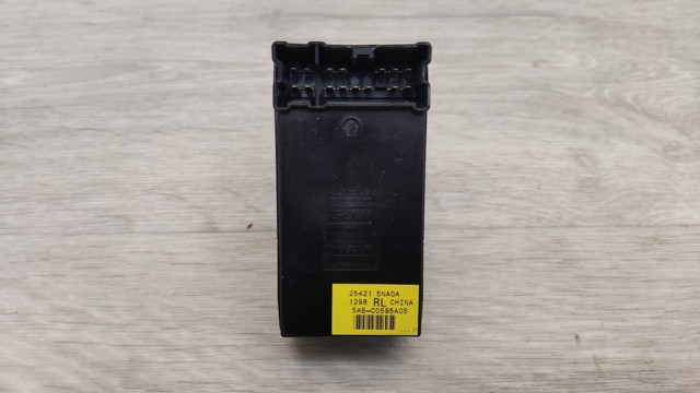 NISSAN 254215NA0A Кнопка включения мотора стеклоподъемника задняя правая в наличии Черкассы