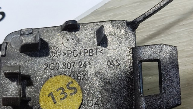 2G0807241 Заглушка бампера буксировочного крюка передняя правая купить Львов