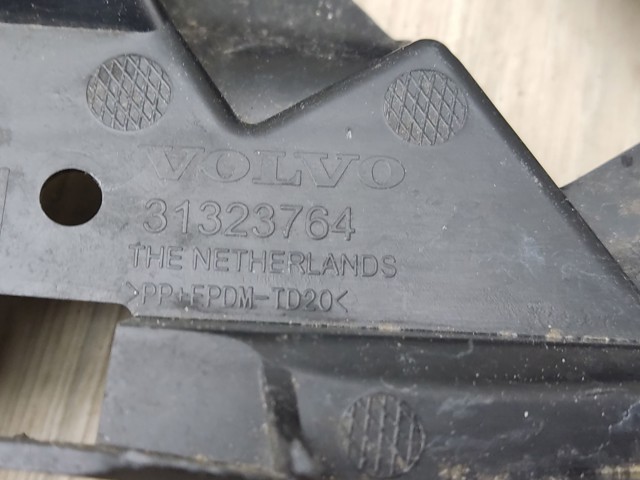 VOLVO 31323764 Кронштейн бампера заднего внешний правый в наличии Черкассы