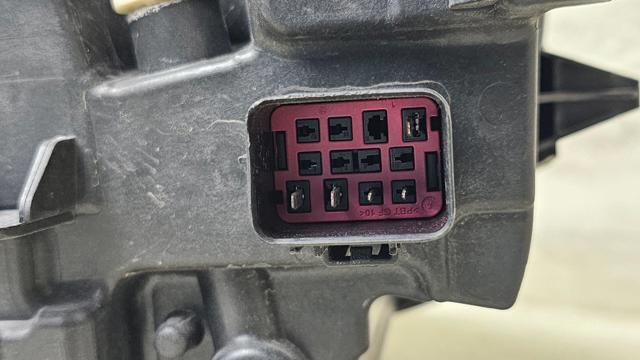 32208976 VOLVO Правая фара купить в Днепр