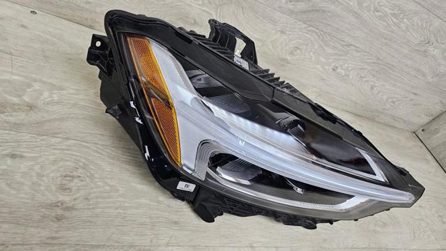VOLVO 32208976 Правая фара в наличии Днепр
