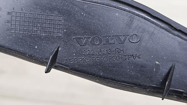 VOLVO 32216113 Накладка стойки кузова внешняя передняя правая в наличии Тернополь