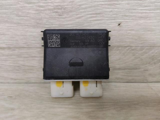 Блок управления открытия крышки багажника 3G0962243C VAG