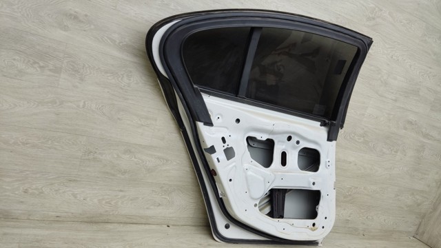 Дверь пассажирская задняя левая 41007206113 BMW