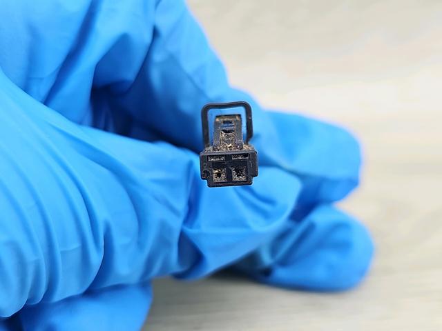 Разъем (фишка) фонаря подсветки номерного знака 4B0971832 VAG