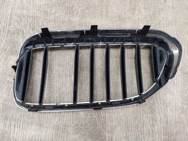 Решетка радиатора правая 51137383520 BMW