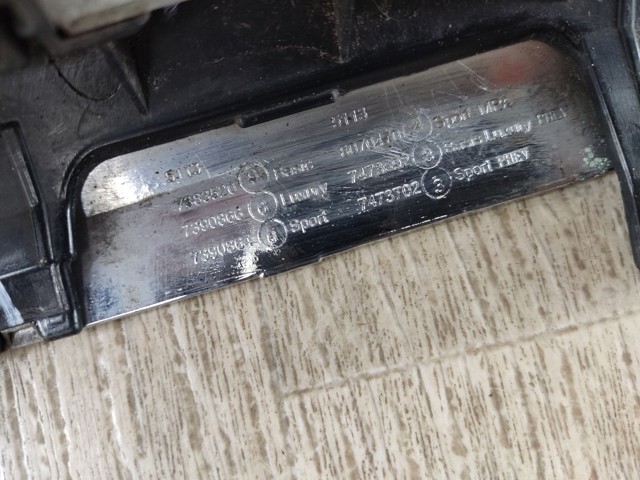 BMW 51137383520 Решетка радиатора правая в наличии Днепр