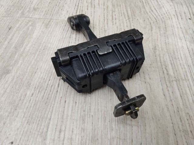 51228402561 BMW Ограничитель открывания двери задний купить в Киев