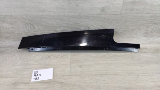 Накладка двери задней правой вертикальная 51357258308 BMW