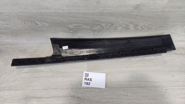 BMW 51357258308 Накладка двери задней правой вертикальная в наличии Львов