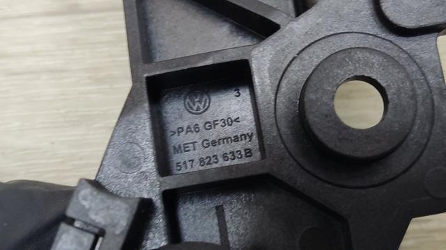 VAG 517823633B Кронштейн ручки открывания капота в наличии Хмельницкий