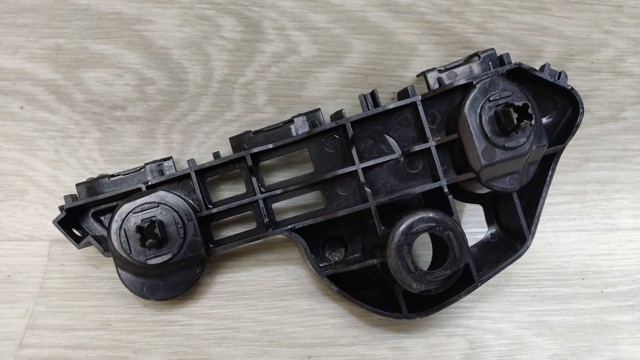 Левое крепление переднего бампера 5253633060 TOYOTA