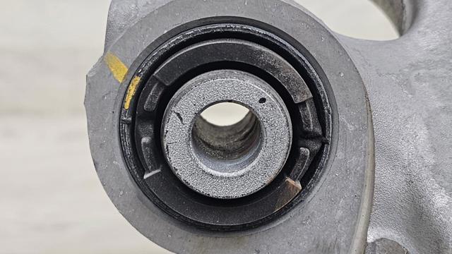 52711L0500 Цапфа (поворотный кулак) задний правый купить Сумы