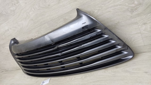 Центральная решетка переднего бампера 5311206260 TOYOTA