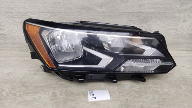 Вставка фары правой 561941006E VAG