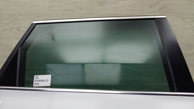 VAG 575845026A Стекло двери задней правой в наличии Винница