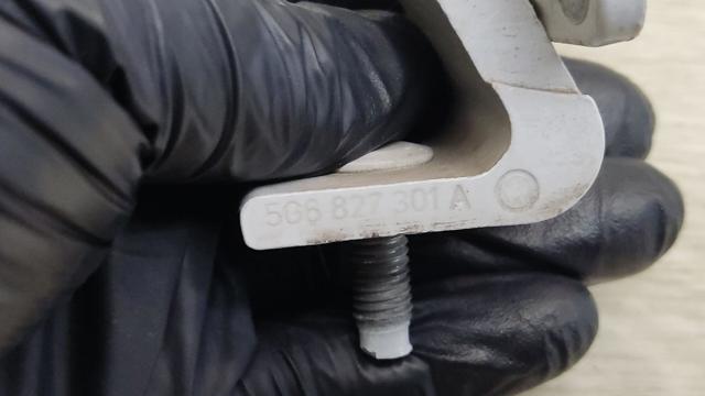 VAG 5G6827301A Петля задней двери в наличии Ровно