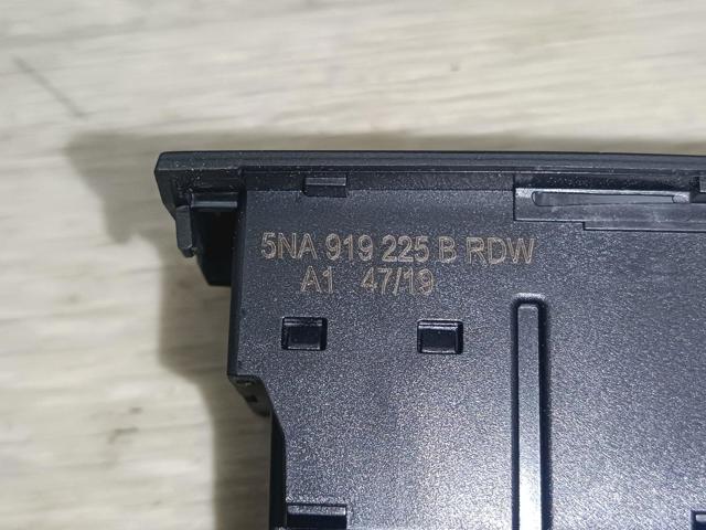 5NA919225B Кнопка аварийки купить Киев