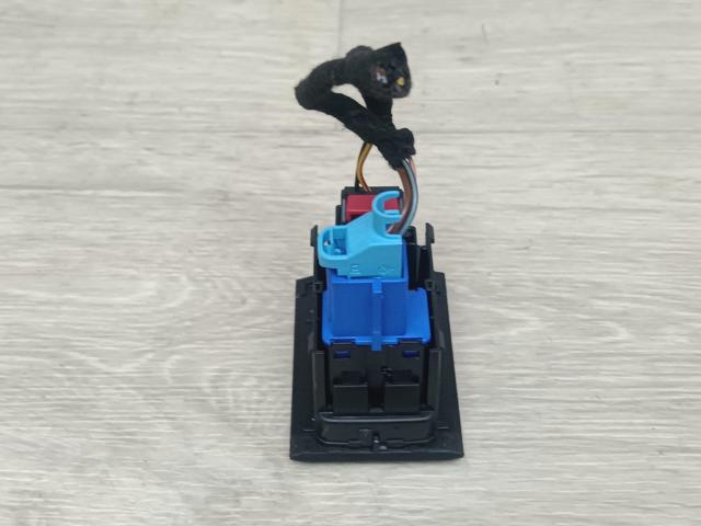 5NA919225B VAG Кнопка включения аварийного сигнала купить в Черновцы