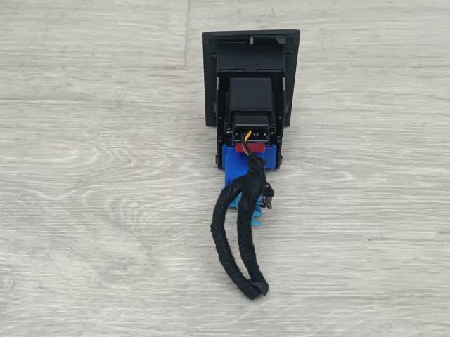 5NA919225B Кнопка включения аварийного сигнала купить Ужгород