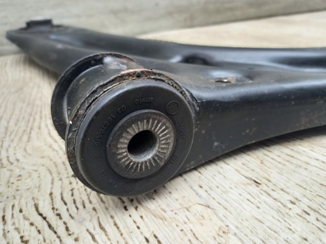 Левый рычаг передней нижней подвески Skoda Octavia III A7