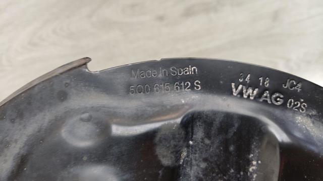 Пыльник тормозного диска заднего правый 5Q0615612S VAG
