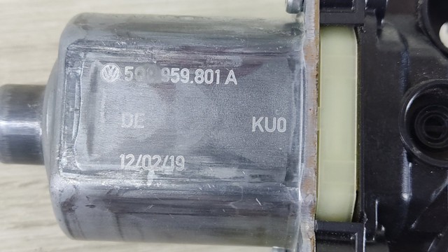 VAG 5Q0959801A Мотор стеклоподъемника двери передней левой в наличии Чернигов