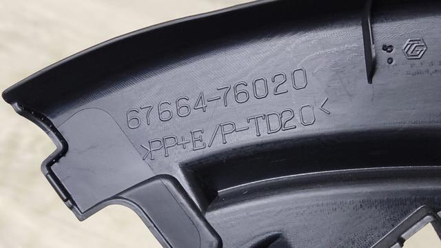 Накладка передней левой двери 6766476020C0 TOYOTA