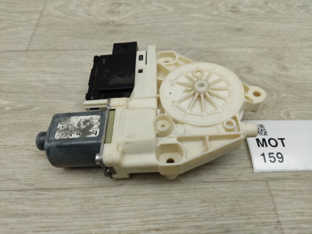 Мотор стеклоподъемника двери передней, правой 68268765AA CHRYSLER